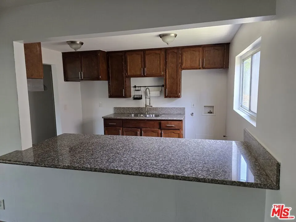 533 W 77th Street Los Angeles, CA 90044