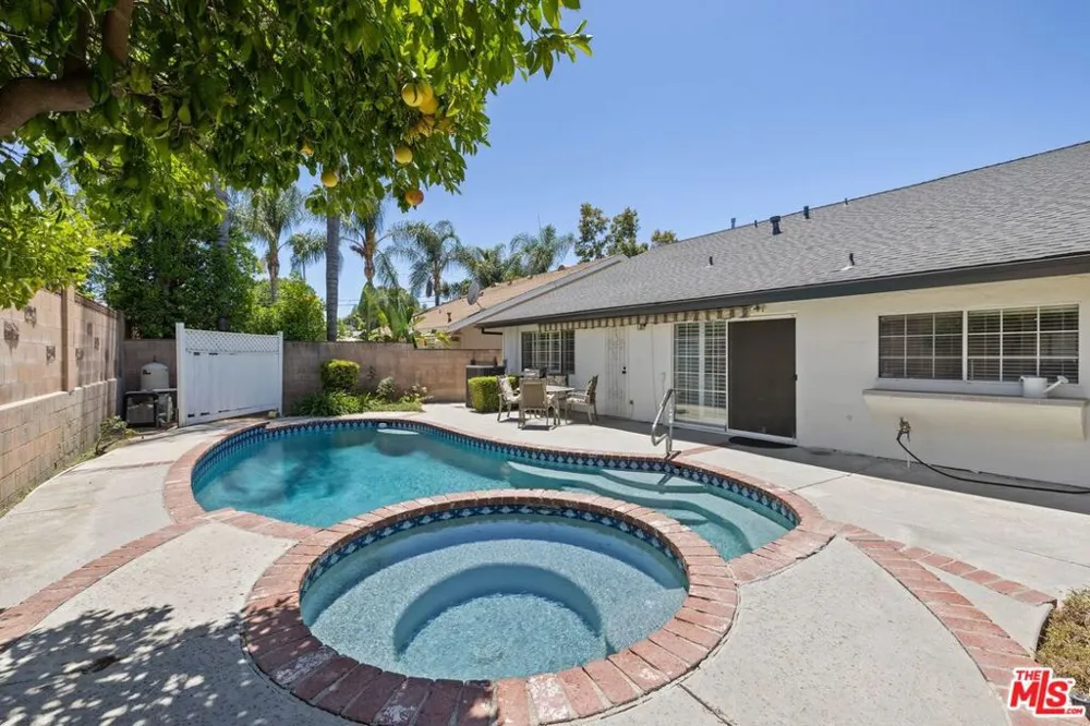 6206 Hesperia Avenue Los Angeles, CA 91316