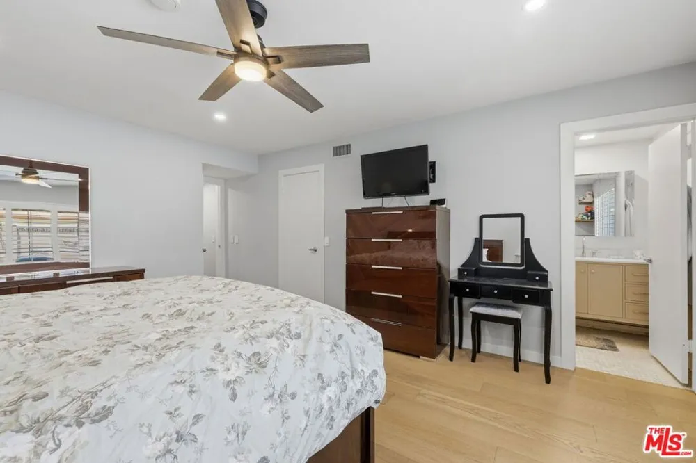 6206 Hesperia Avenue Los Angeles, CA 91316