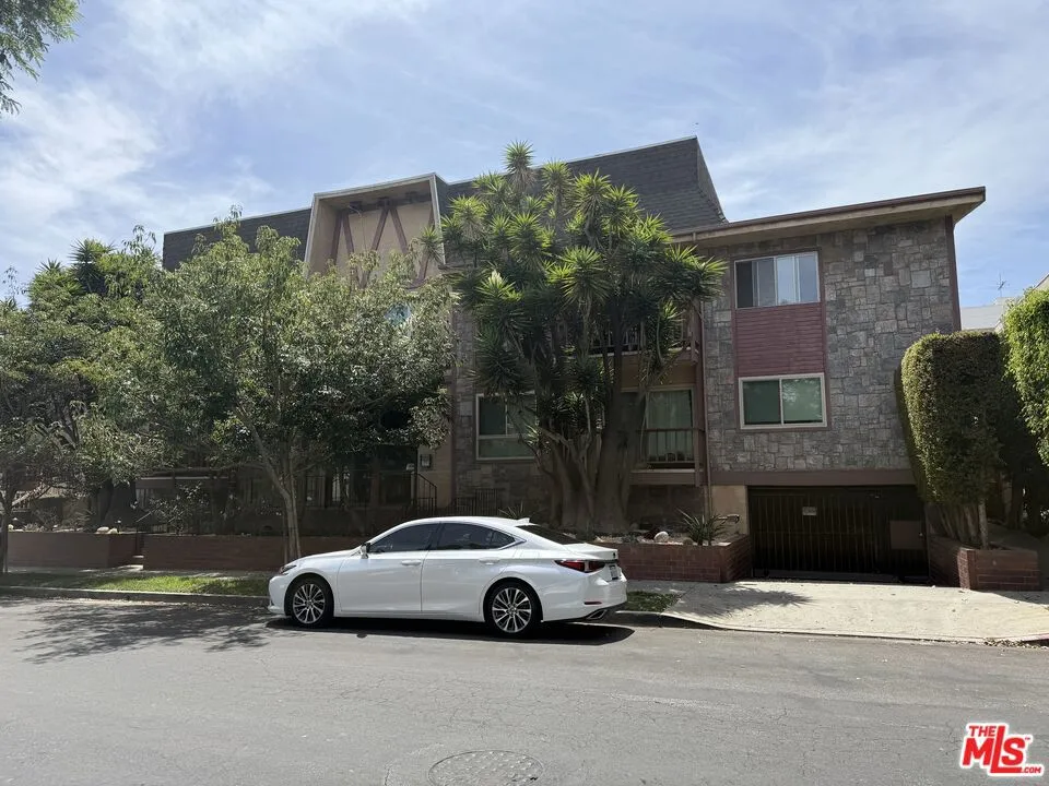 1849 Greenfield Avenue #106 Los Angeles, CA 90025