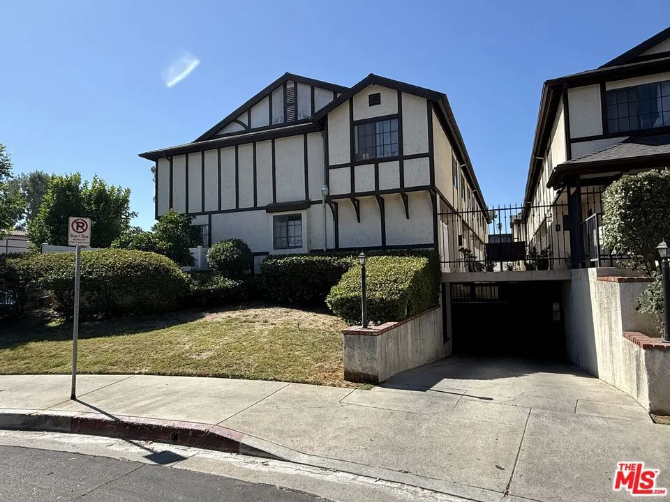 19620 Wyandotte Street #2 Los Angeles, CA 91335