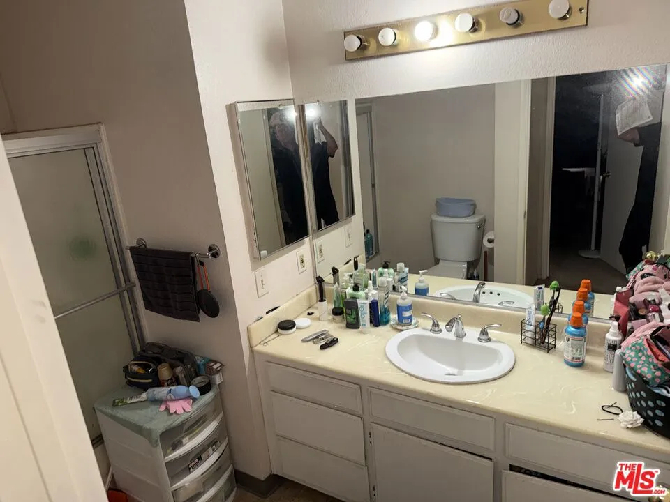 19620 Wyandotte Street #2 Los Angeles, CA 91335