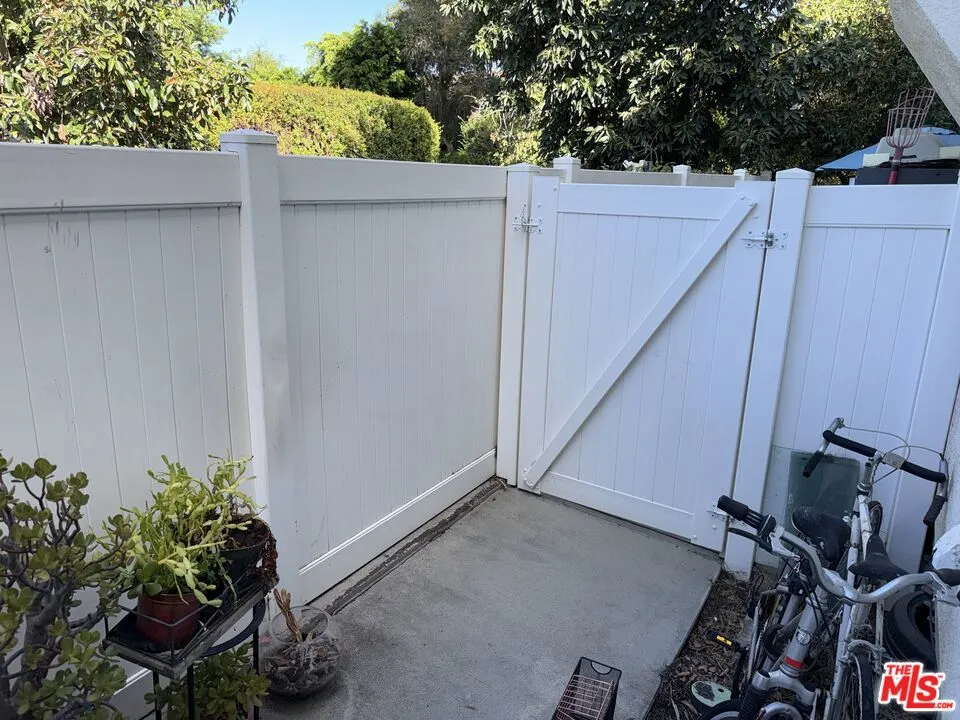 19620 Wyandotte Street #2 Los Angeles, CA 91335