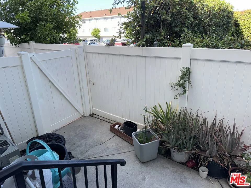 19620 Wyandotte Street #2 Los Angeles, CA 91335