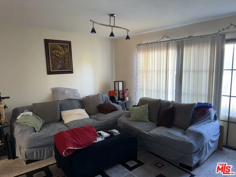 19620 Wyandotte Street #2 Los Angeles, CA 91335