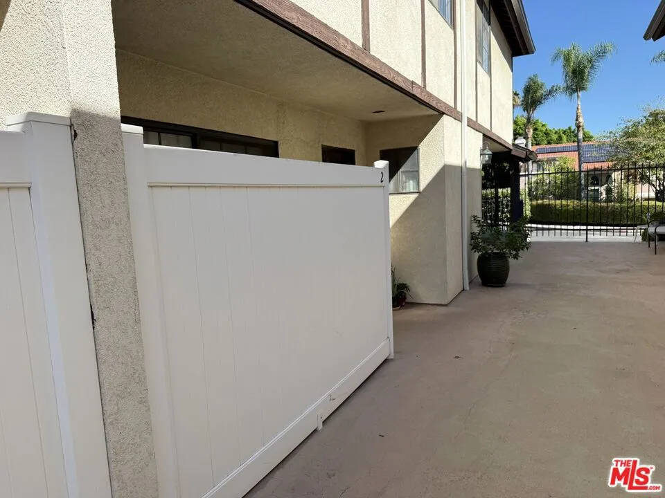 19620 Wyandotte Street #2 Los Angeles, CA 91335