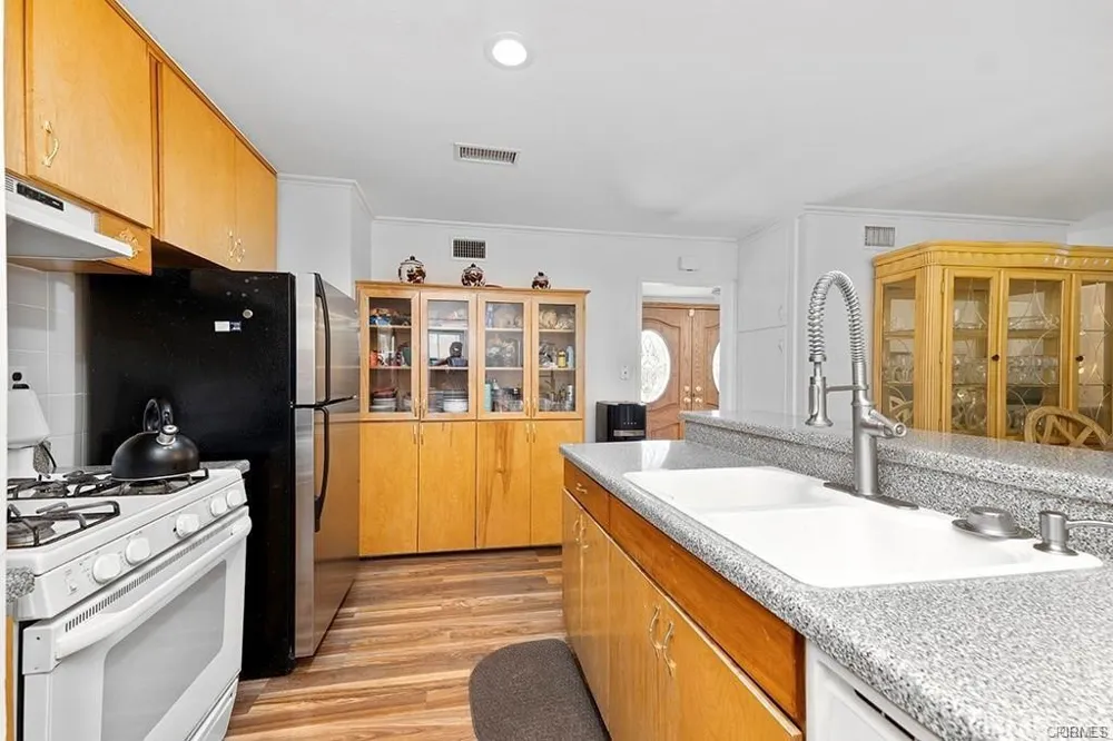 23021 Saticoy West Hills, CA 91304