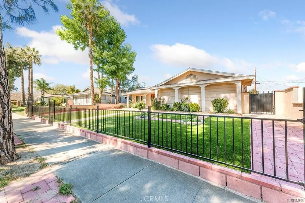 23021 Saticoy West Hills, CA 91304