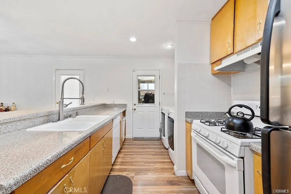 23021 Saticoy West Hills, CA 91304