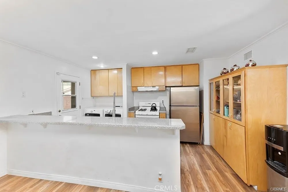 23021 Saticoy West Hills, CA 91304