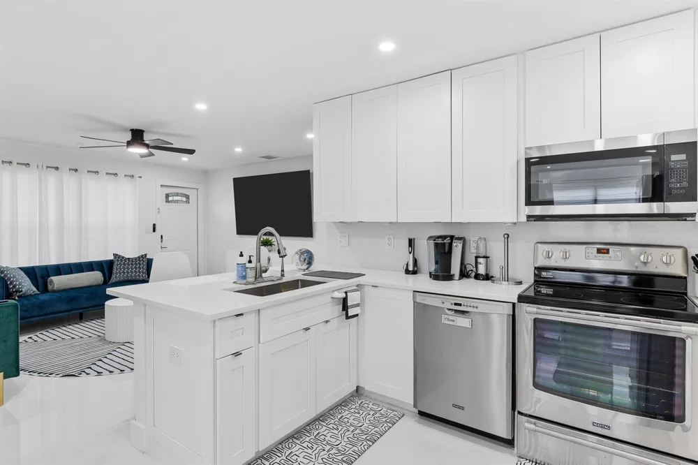 1621 NE 1ST AVENUE Pompano Beach, FL 33060