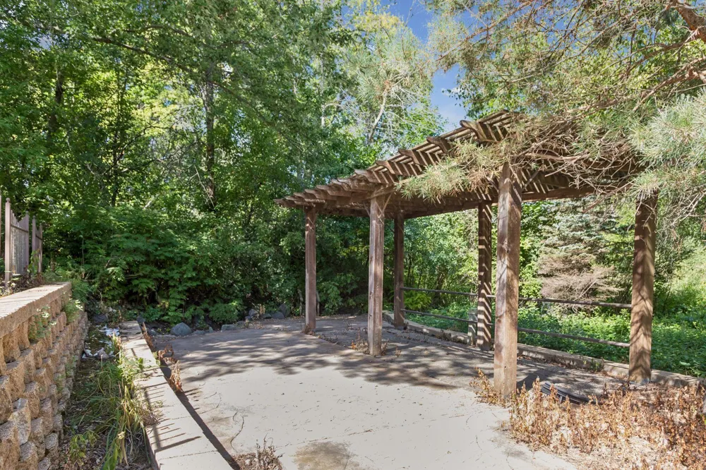 20 Deer Hills Drive North Oaks, MN 55127