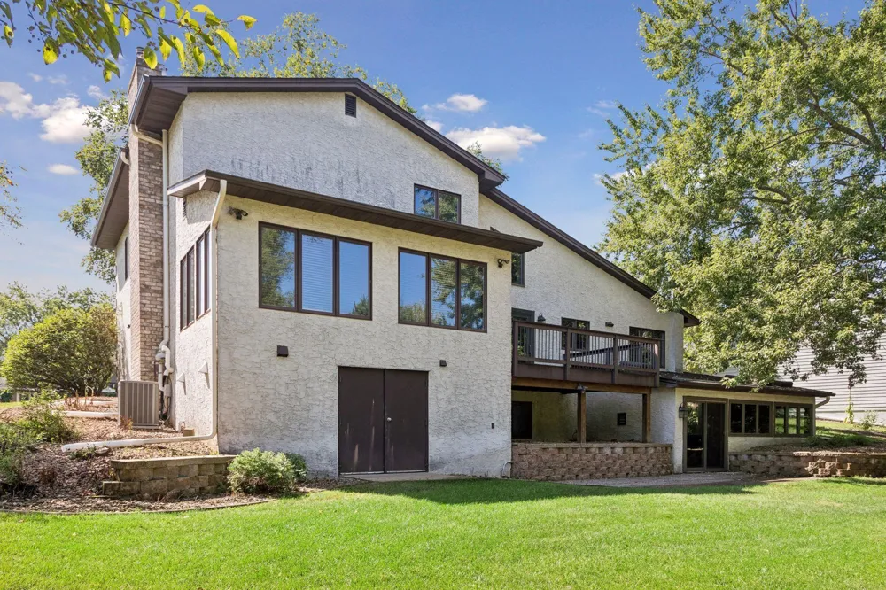 20 Deer Hills Drive North Oaks, MN 55127