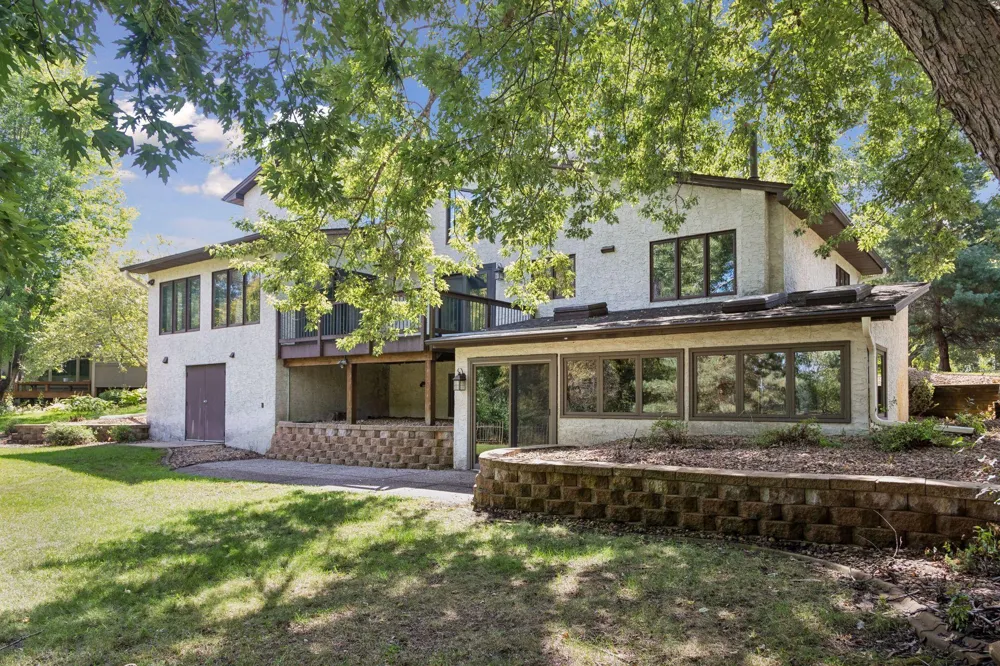 20 Deer Hills Drive North Oaks, MN 55127