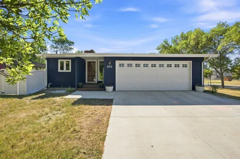 201 11th Avenue E