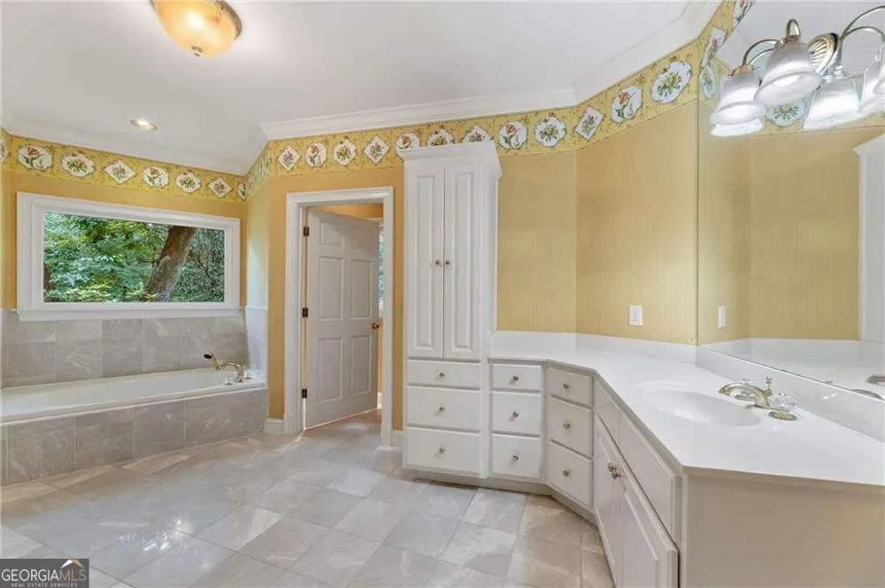 1037 Davis DR Sandy Springs, GA 30327