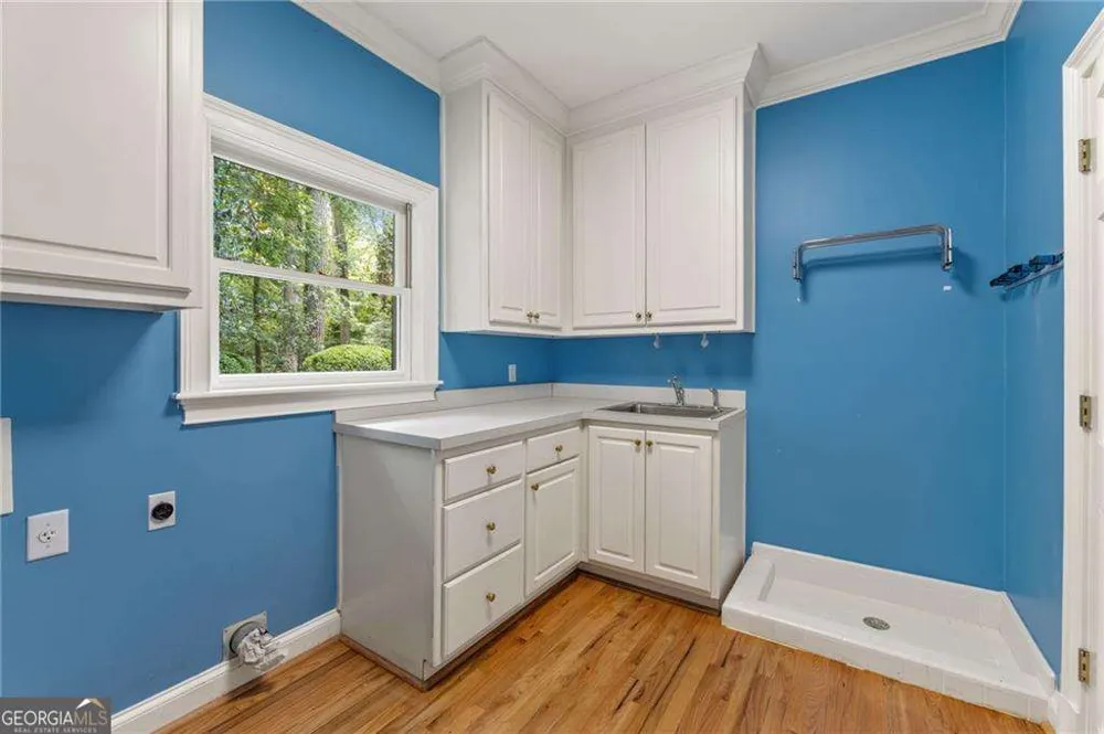 1037 Davis DR Sandy Springs, GA 30327