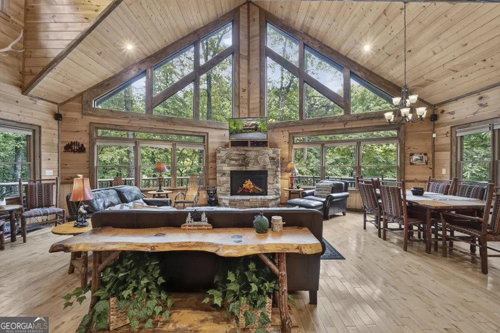 1934 Mountain Tops RD Blue Ridge, GA 30513