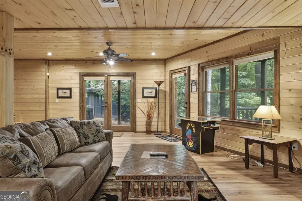 1934 Mountain Tops RD Blue Ridge, GA 30513