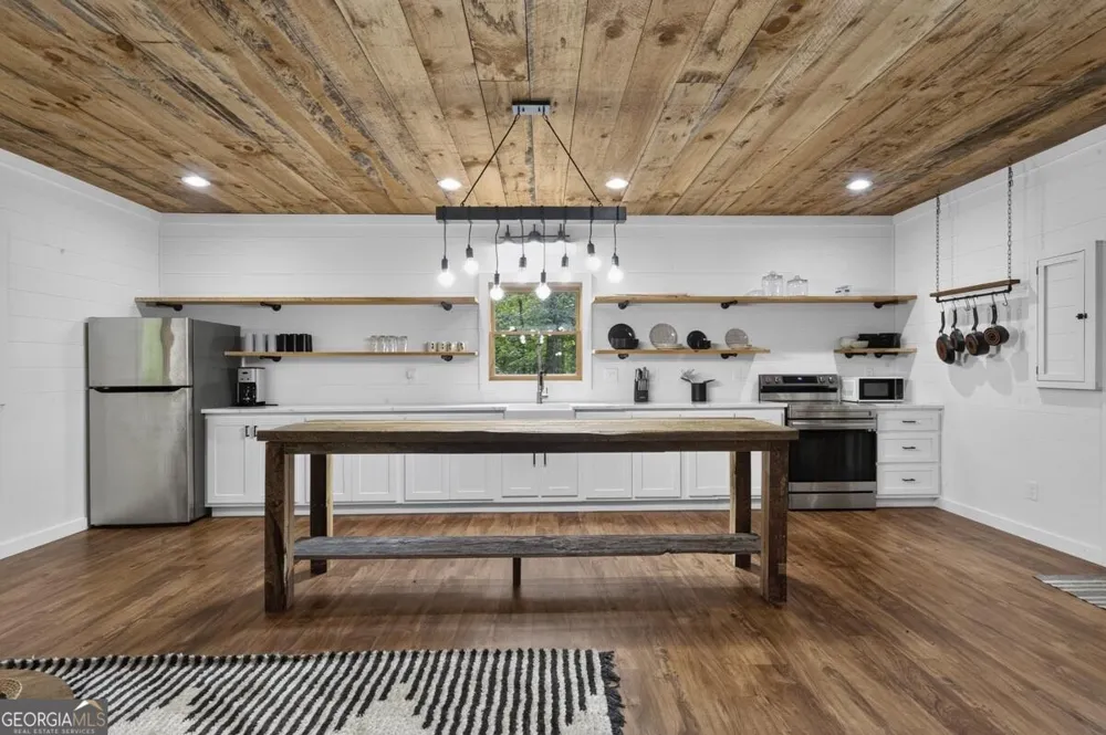 1934 Mountain Tops RD Blue Ridge, GA 30513