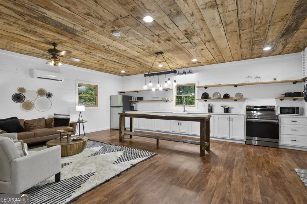 1934 Mountain Tops RD Blue Ridge, GA 30513