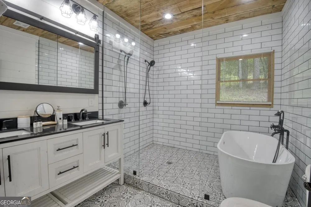 1934 Mountain Tops RD Blue Ridge, GA 30513