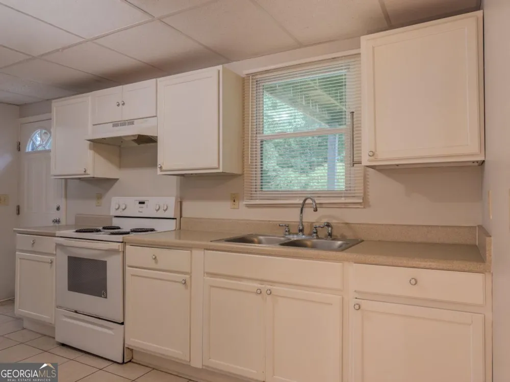 2050 Abington LN Snellville, GA 30078
