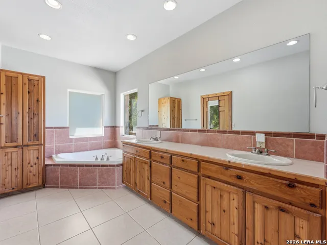 412 Bear Springs Trl Pipe Creek, TX 78063