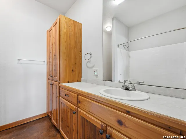 412 Bear Springs Trl Pipe Creek, TX 78063