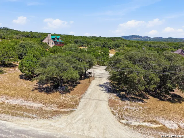 412 Bear Springs Trl Pipe Creek, TX 78063