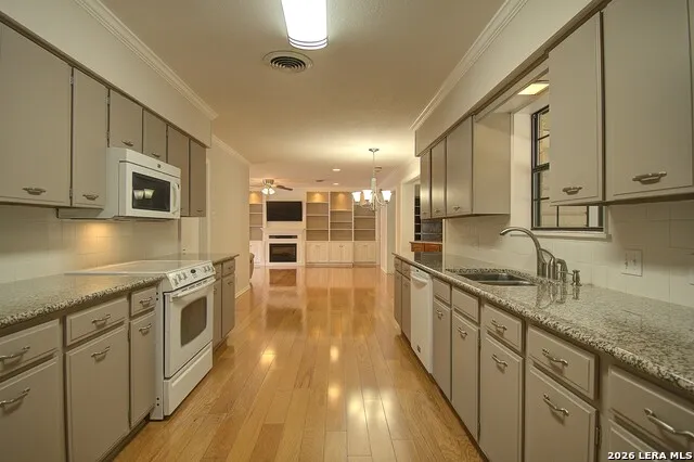 907 LAKE DR Kerrville, TX 78028
