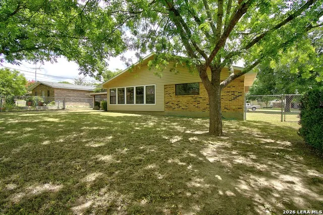 907 LAKE DR Kerrville, TX 78028