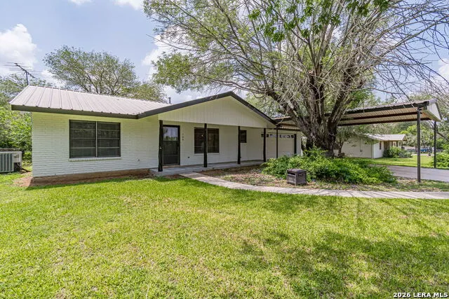 506 Magnolia Jourdanton, TX 78026