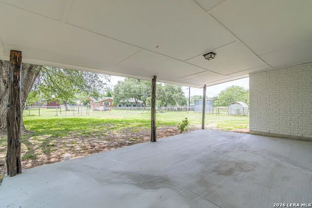 506 Magnolia Jourdanton, TX 78026