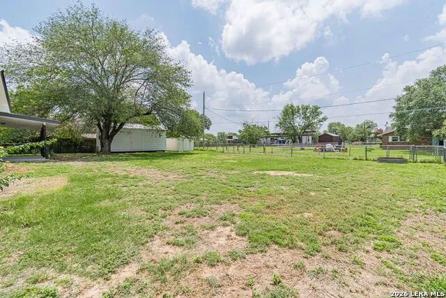 506 Magnolia Jourdanton, TX 78026