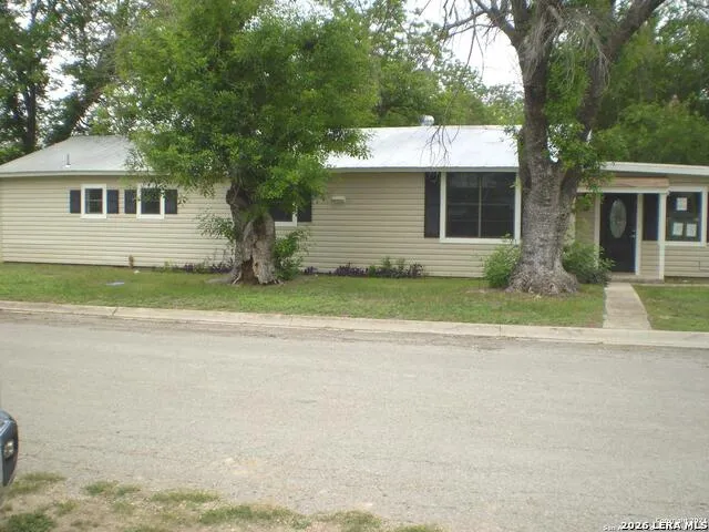 1501 AVENUE J Hondo, TX 78861