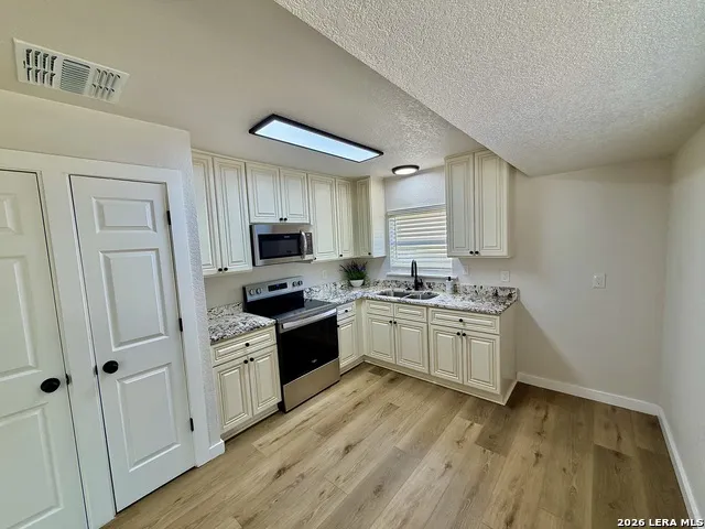 7701 LEAFY HOLLOW CT Live Oak, TX 78233