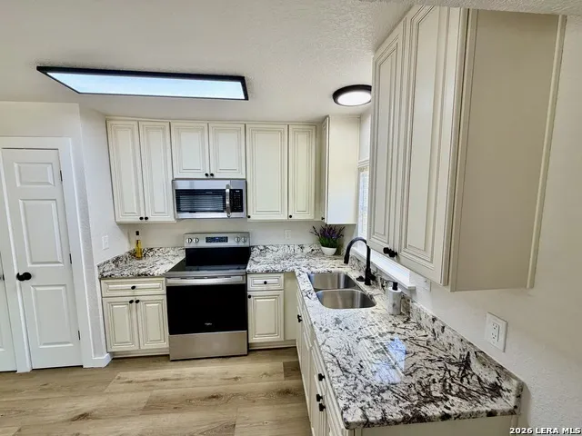 7701 LEAFY HOLLOW CT Live Oak, TX 78233