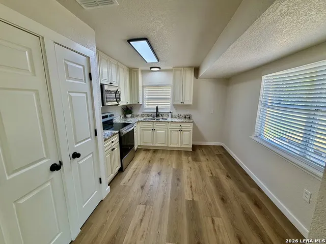 7701 LEAFY HOLLOW CT Live Oak, TX 78233