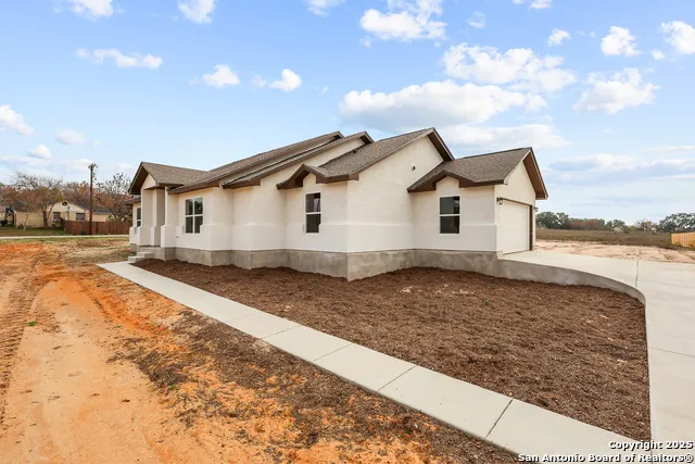 70 Log Cabin Way Poteet, TX 78065