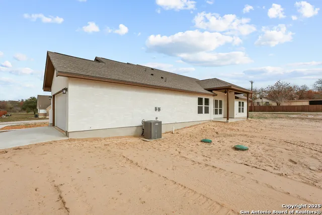 70 Log Cabin Way Poteet, TX 78065