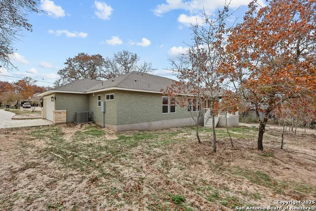 195 Log Cabin Poteet, TX 78065