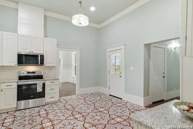 309 E Houston Street Knippa, TX 78870