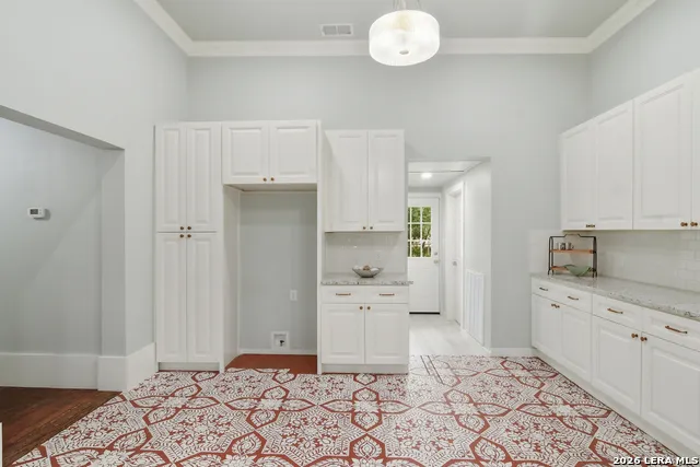 309 E Houston Street Knippa, TX 78870