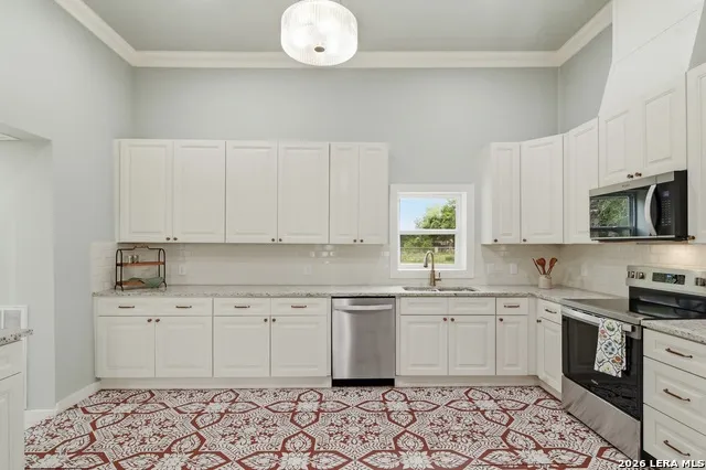 309 E Houston Street Knippa, TX 78870