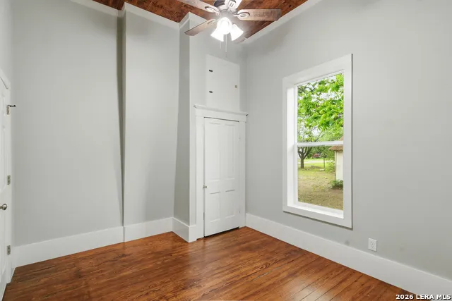 309 E Houston Street Knippa, TX 78870