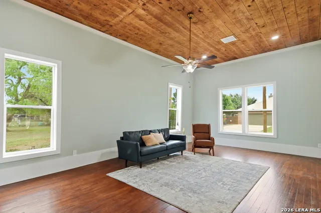 309 E Houston Street Knippa, TX 78870