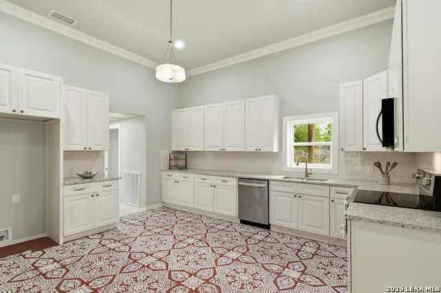 309 E Houston Street Knippa, TX 78870