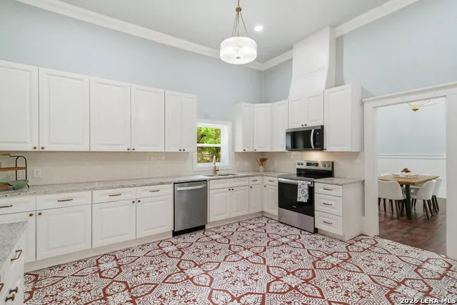 309 E Houston Street Knippa, TX 78870