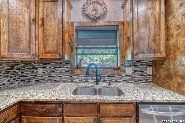 863 Flatrock Circle Leakey, TX 78873